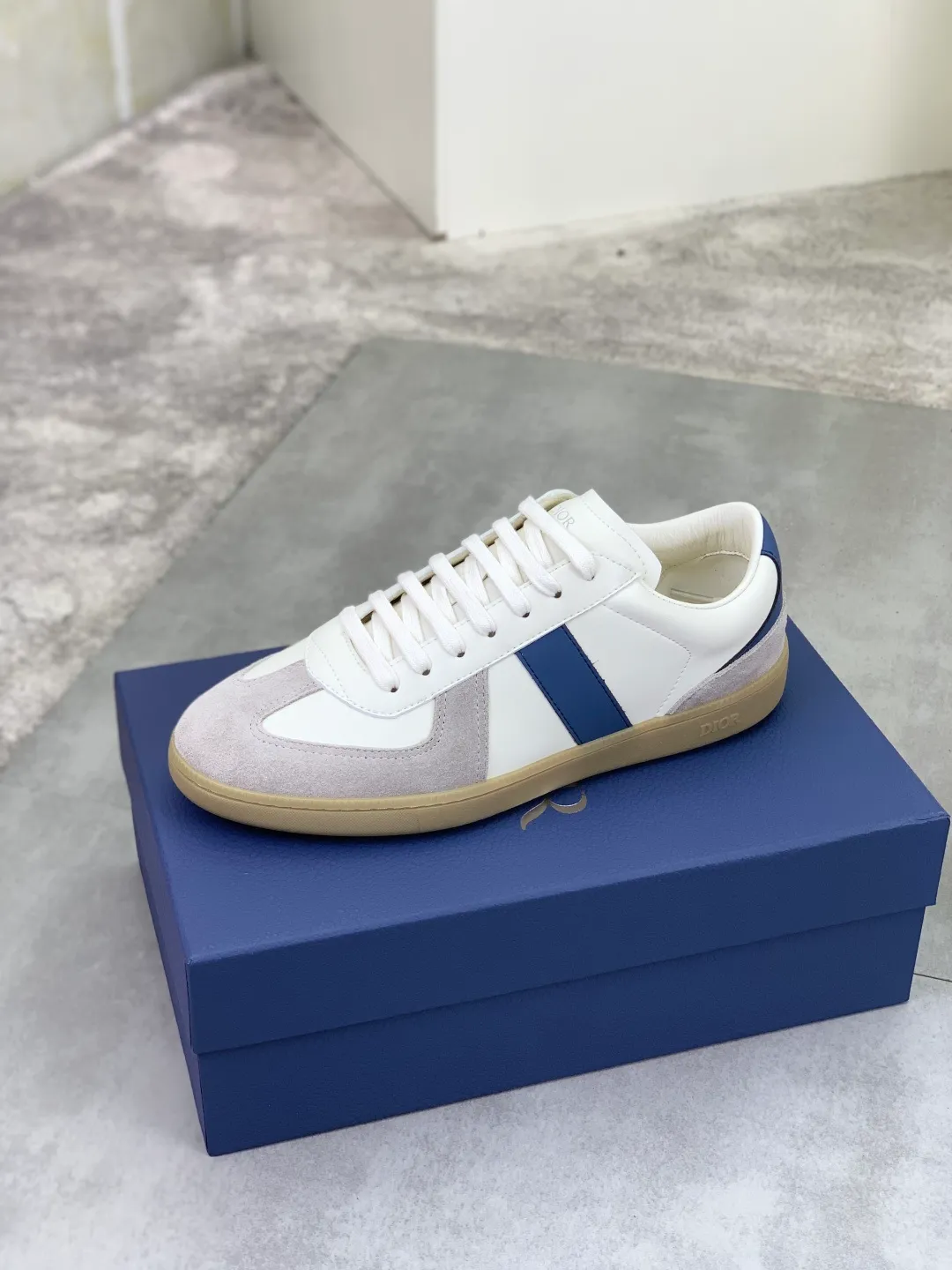 Men's shoes 💰P360 New Dior B01 moral training shoes, white first-layer cowhide, original molded outsole. New to the fall collection, this sneaker marks the return of a Dior classic, reinterpreted in a stylish and elegant silhouette. Crafted from white smooth first-grain cowhide with a tonal silk sheepskin lining, it features the Dior logo on the tongue and inner sides, and a CD icon on the heel. Paired with Tpu anti-slip soles of the same color, it can be matched with various styles to create a sophisticated look.  Code number: 38-44